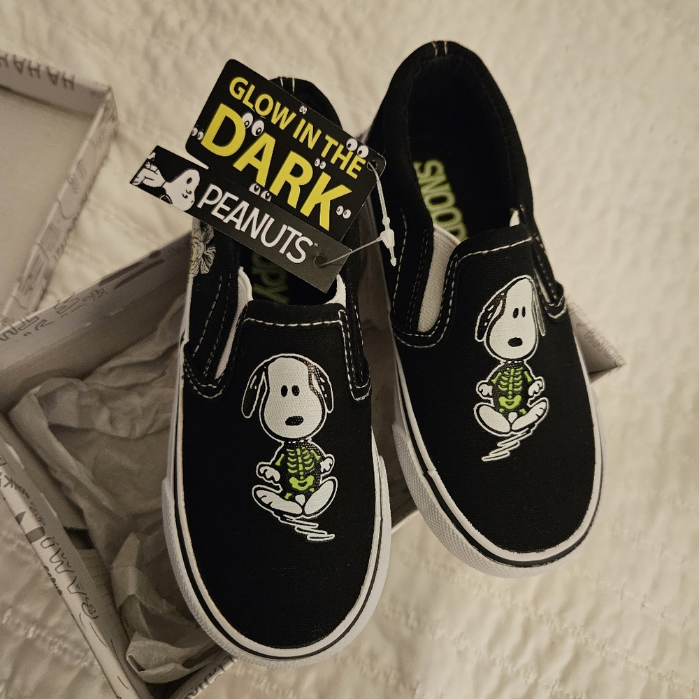 Kids size 9m sneakers shoe with Snoopy